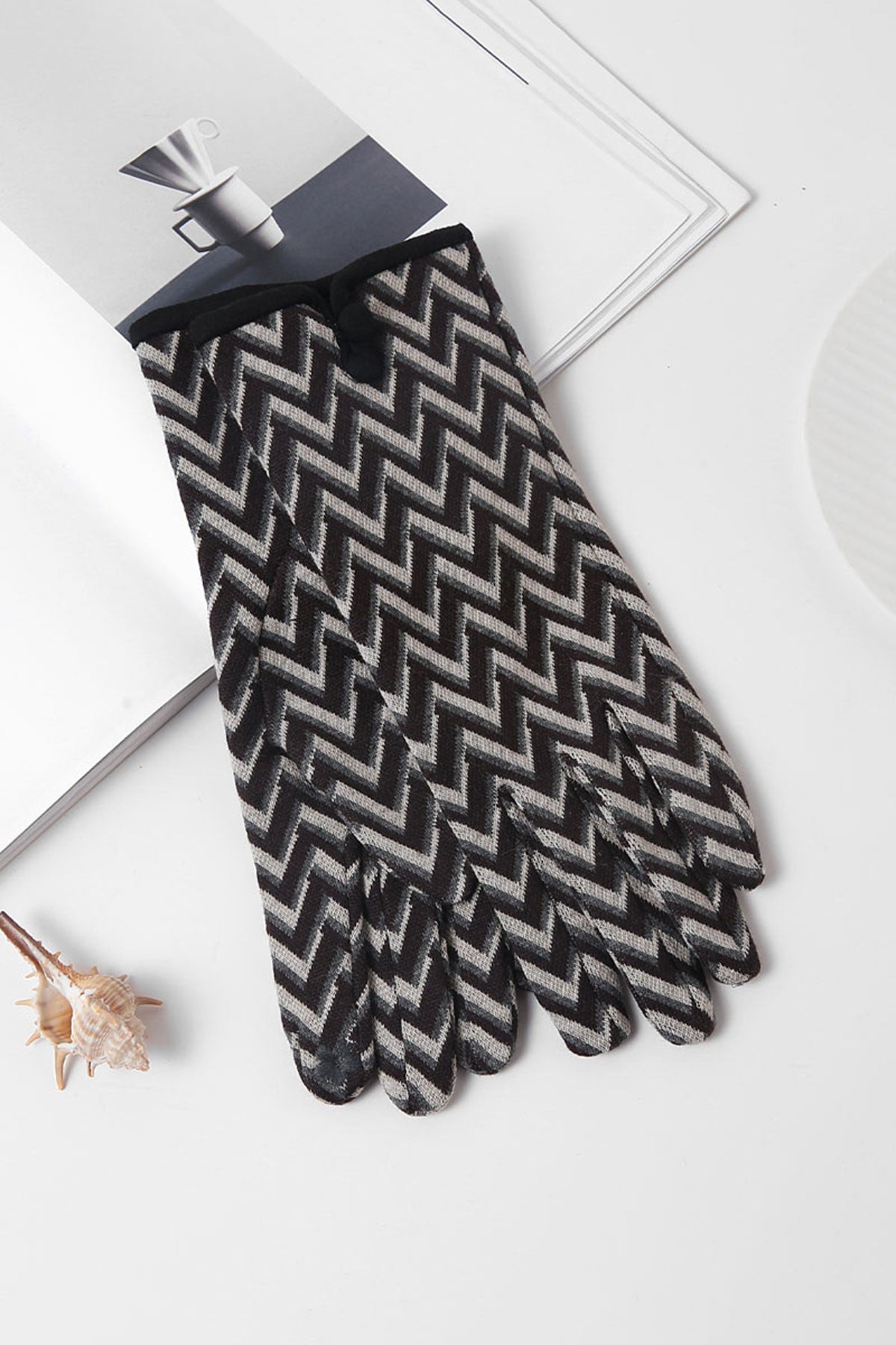 Zigzag Pattern Gloves