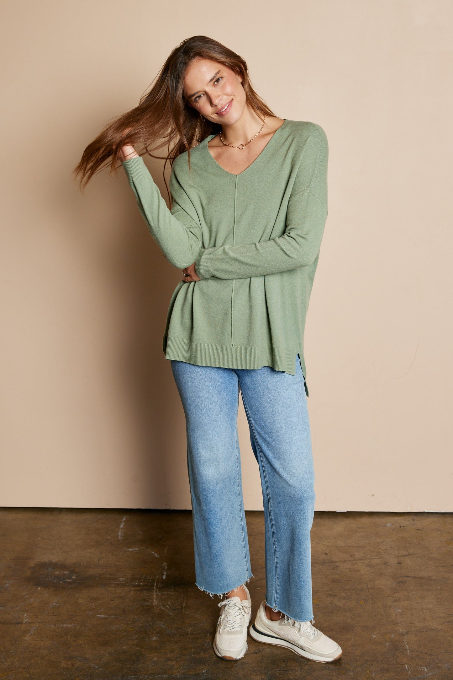 V-Neck Hi/Low Sweater in Moss