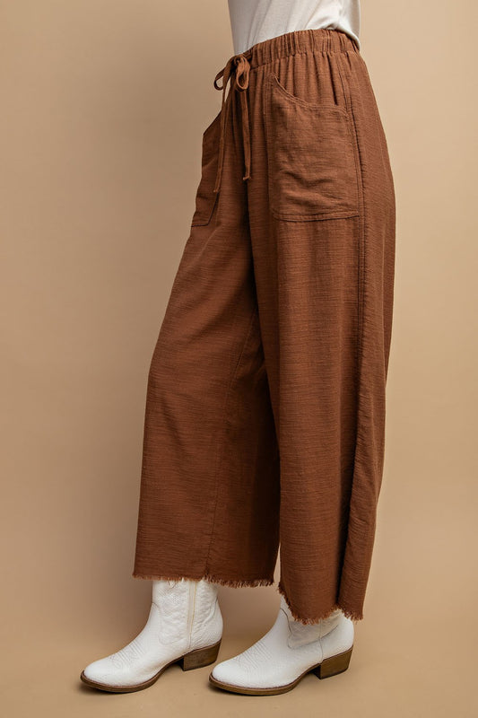 Frayed Hem Cropped Pants in Brown