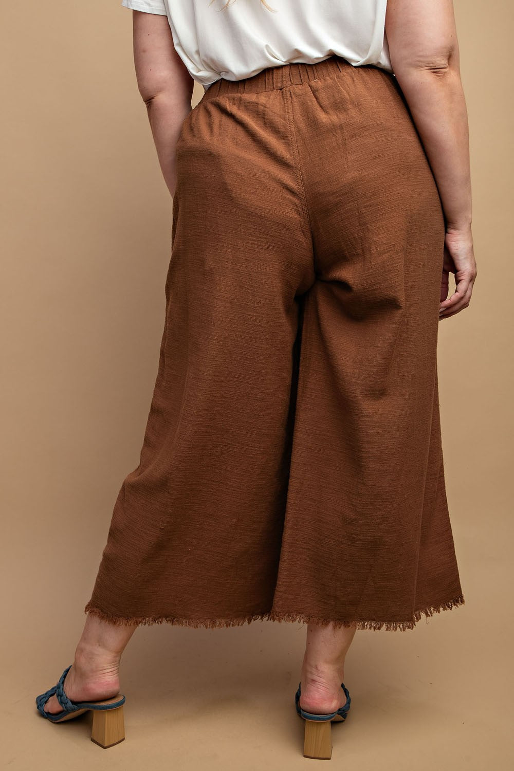 Curvy Size Frayed Hem Pants in Brown