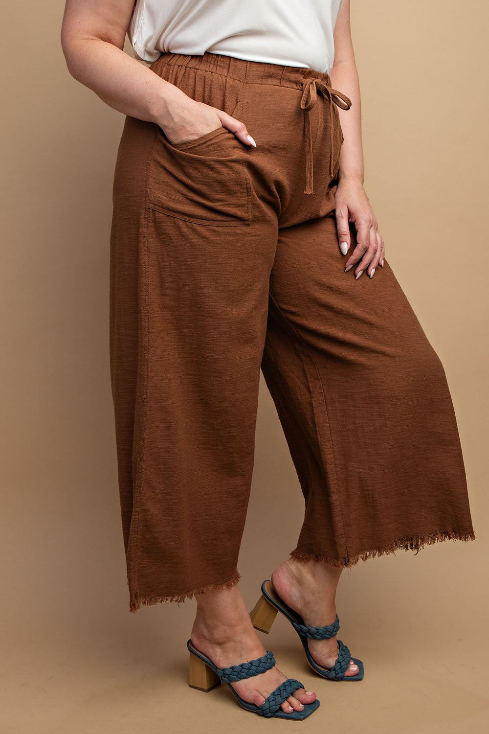 Curvy Size Frayed Hem Pants in Brown