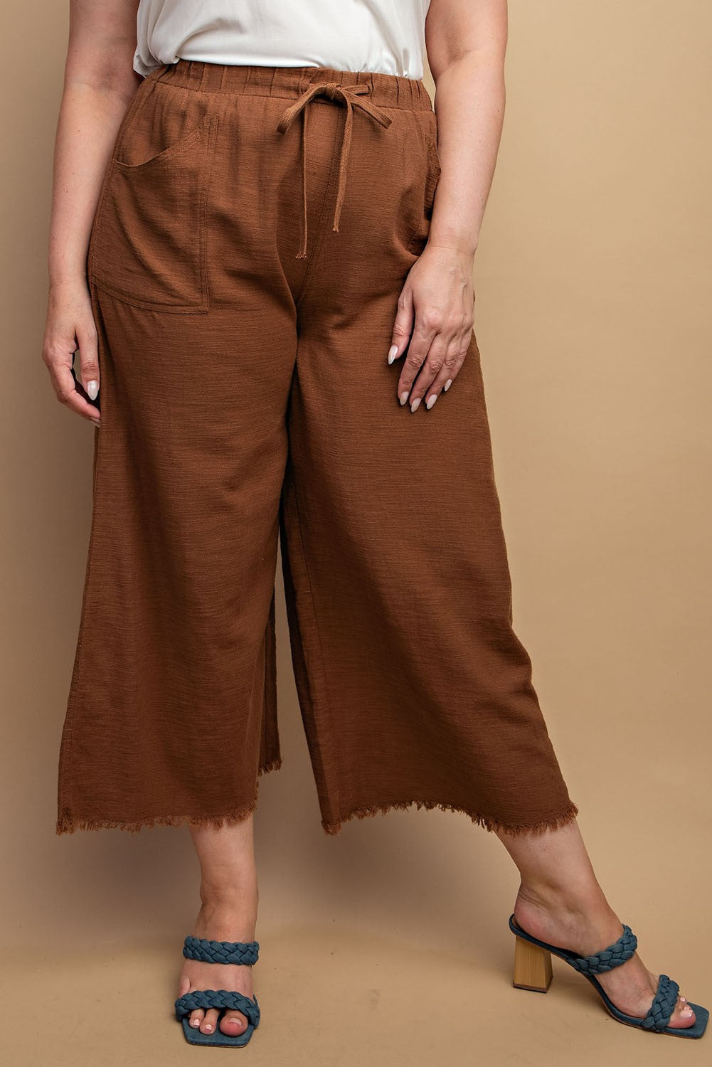 Curvy Size Frayed Hem Pants in Brown