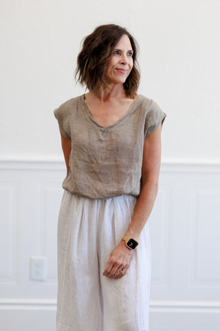 V Neck Cap Sleeve Blouson Top in Mocha