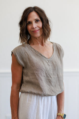 V Neck Cap Sleeve Blouson Top in Mocha