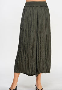 The Crinkle Cropped Pants in Olive