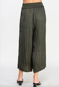 The Crinkle Cropped Pants in Olive