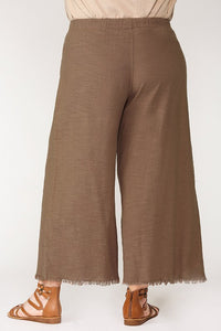 Curvy Size Frayed Hem Cropped Pants in Brown