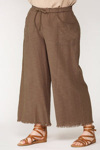 Curvy Size Frayed Hem Cropped Pants in Brown