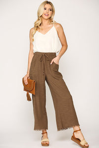 Frayed Hem Cropped Pants in Brown